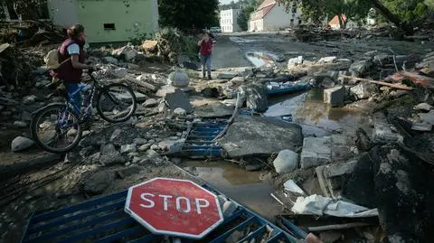 Sprzątanie po powodzi w miejscowości Lądek-Zdrój