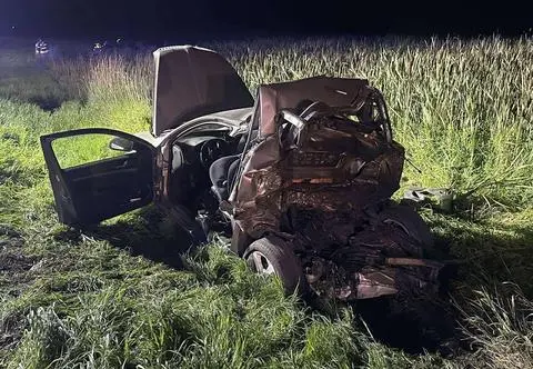 Niemal zupełnie zmiażdżony samochód. Zginęli strażak i jego dziecko