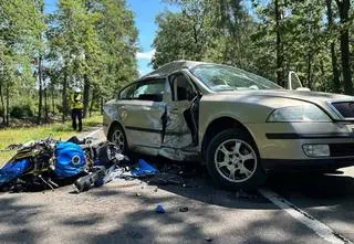 Wyjeżdżała z lasu, wjechała w motocyklistę. Po 28-latka przyleciał śmigłowiec