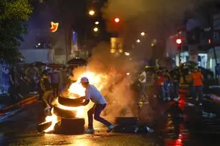 Demonstranci blokują drogę podczas protestu w Santiago de Veraguas w Panamie