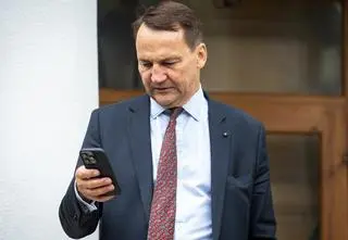 Sikorski opublikował nagranie. Pozdrawia "kolegów z PiS-u"