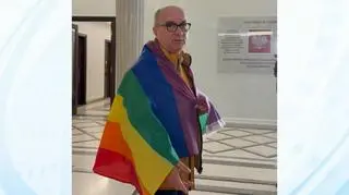 Czarzasty "pojawił się ubrany w tęczową flagę". Powód jest prosty