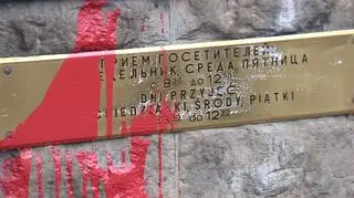 Czerwona farba na tablicy konsulatu