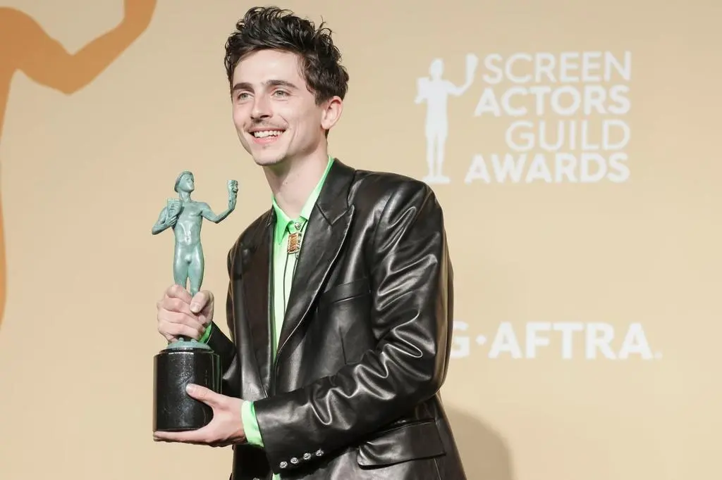 Timothée Chalamet ze statuetką SAG
