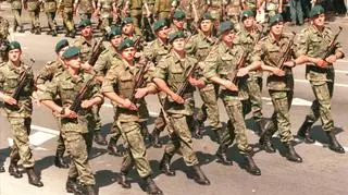 Litwa, Kłajpeda, 25 lipca 1998. Polscy żołnierze w trakcie defilady na zakończenie manewrów Baltic Challenge '98. Wzięły w nich udział wojska z 11 krajów
