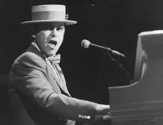 Kwiecień 1984. Elton John podczas koncertu w Sali Kongresowej. Artysta odwiedził Polskę i dał trzy koncerty w ramach europejskiej trasy koncertowej European Express Tour.