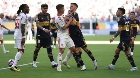 Cztery gole, trzy czerwone kartki. Remis Boca Juniors z Benficą