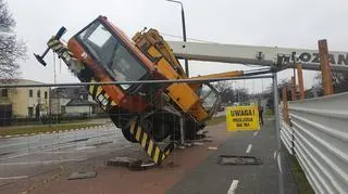 Na placu budowy przewrócił się dźwig