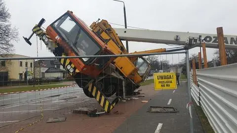 Na placu budowy przewrócił się dźwig