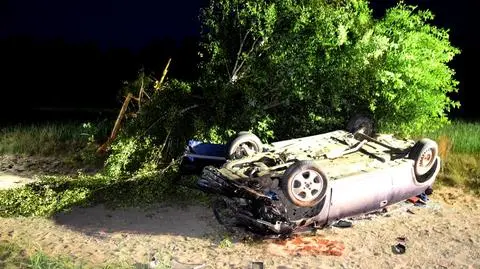Pijana kierująca autem uderzyła w drzewo, a potem dachowała. Ranne zostały trzy osoby