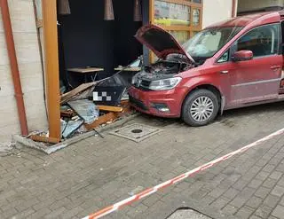 Wjechał w lokal gastronomiczny 