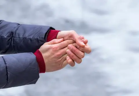 Twoje ręce nieprawidłowo reagują na zimno? Idź do lekarza