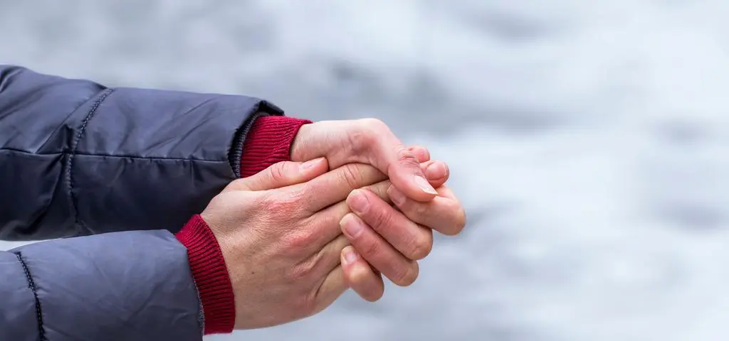 Od zimna bledną ci palce? Lepiej idź do lekarza