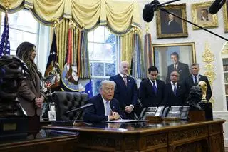 Donald Trump w Gabinecie Owalnym podczas spotkania z prezesem FIFA Giannim Infantino