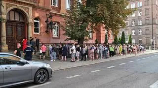 Wielogodzinne kolejki pod jednym ze szczecińskich sądów. Zebrani czekają na zdobycie zaświadczeń z KRK. Podobne widoki można było zobaczyć w całej Polsce