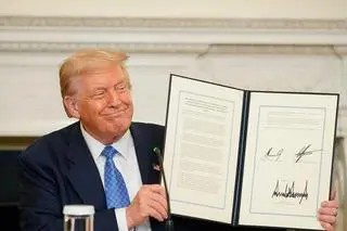 Donald Trump trzyma deklarację podpisaną przez prezydenta Azerbejdżanu i premiera Armenii