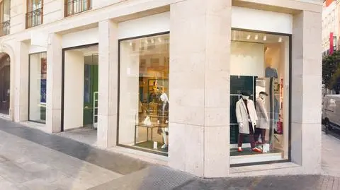 sklep witryna ubrania shutterstock_2380849151