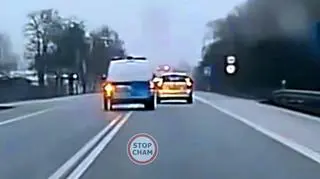 Kierowca radiowozu wyprzedził na podwójnej ciągłej. Nagranie