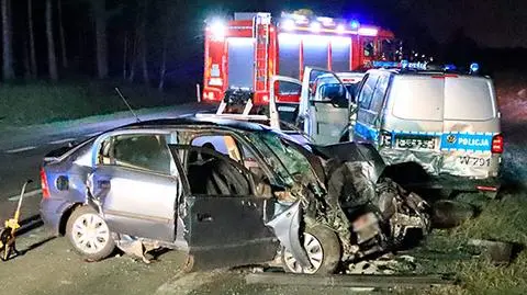 Auto uderzyło w radiowóz stojący na poboczu. Trzy osoby, w tym policjant, zostały ranne