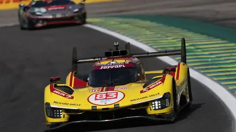 Dublet cadillaca w Sao Paulo. Kubica daleko