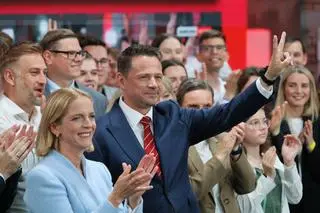 Małgorzata Trzaskowska podczas wieczoru wyborczego w towarzystwie męża