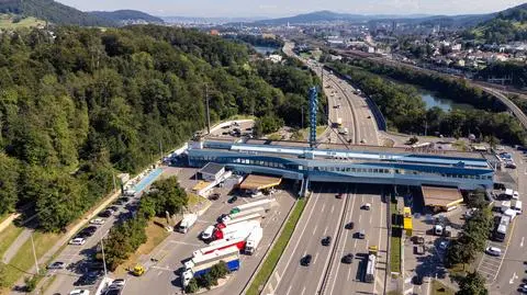 Autostrada w szwajcarskiej gminie Würenlos shutterstock_2450606207