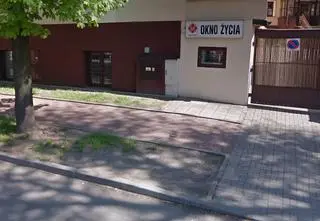"Niemowlę było spokojne i zadbane". 10-dniowy chłopiec w oknie życia