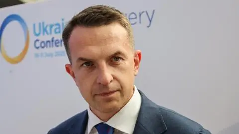 Adam Szłapka pokazuje tabelę "niekontrolowanej migracji". W czym się myli