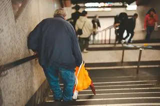 Fragment "Raportu o biedzie 2025": – A gdyby tak w domu było ciepło, co jeszcze sprawiłoby panu przyjemność? – To może chociaż raz wyprasowałbym koszulę nie do spania, ale do teatru. Nigdy nie byłem na żadnym przedstawieniu. 