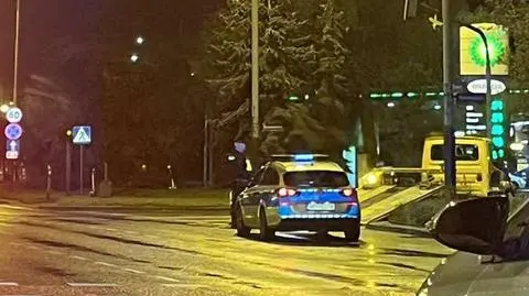 Policyjny radiowóz wpadł na torowisko tramwajowe