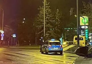 Policyjny radiowóz wpadł na torowisko