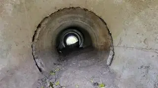 Ciało 18-latka znaleziono w tym przepuście 