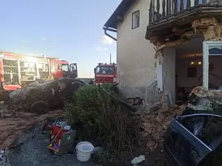 Zderzenie dwóch pojazdów i uderzenie w budynek