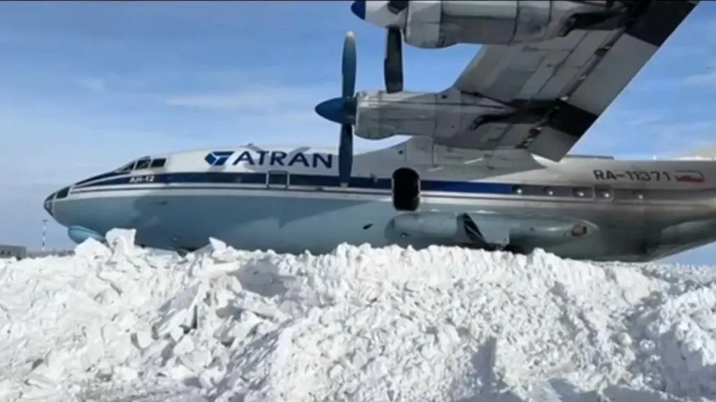 An-12 na lotnisku w Nowym Urengoju 
