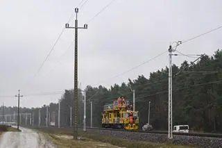 PUŁAWY ZERWANA SIEĆ TRAKCYJNA NAD TORAMI