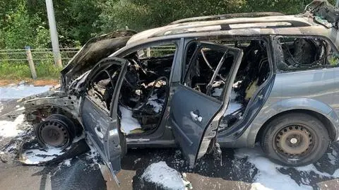 Auto spłonęło, podróżowała nim trzyosobowa rodzina