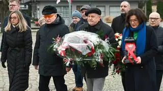Lech Wałęsa, Henryk Knapiński i Aleksandra Dulkiewicz składają kwiaty pod Pomnikiem Poległych Stoczniowców (16.12.2025)
