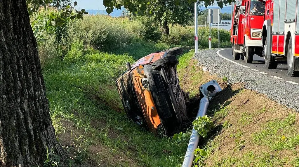 Kierowca wjechał w latarnie