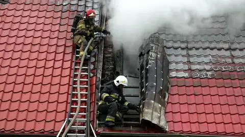 Dom zapalił się po uderzeniu pioruna. "Strzeliło, dym pokazał się z dwóch stron"