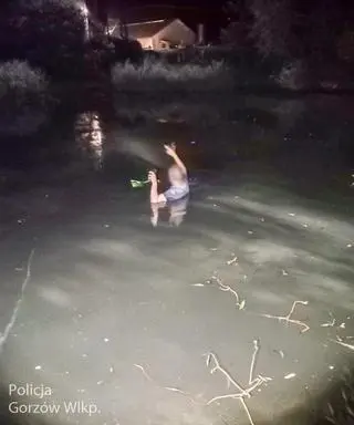 W nocy wpadł do bagna. Zdążył powiedzieć, że się zapada