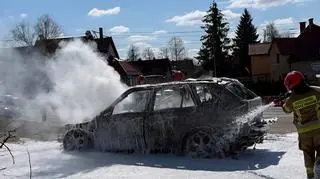 Strażacy gaszą pożar auta w Elblągu