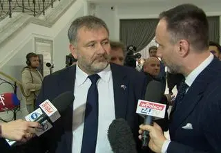 Żurek rozmawia z dziennikarzami, nagle podchodzi Kowalski. "Jest pan draniem"