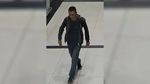 Zaatakował młodą kobietę w toalecie. Policja szuka mężczyzny ze zdjęcia