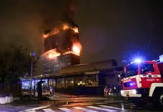 Pożar wieżowca. "Strażacy zostali wycofani"