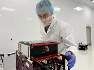 Satelita RED5 w ośrodku Impulso Space w Melbourne, Floryda, USA. Przygotowania do procesu tankowania
