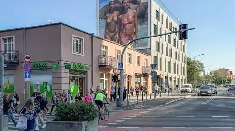 Reklama na budynku przy ul. Półwiejskiej 47 (2024 r.)
