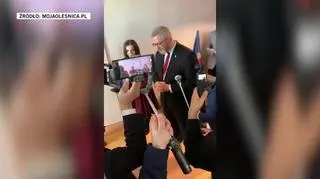 Oleśnica. Grzegorz Braun wraz z uczestnikami swojej "interwencji" odmówił modlitwę w intencji 