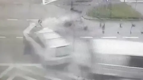 Jelenia Góra. Niebezpieczna jazda zakończona kolizją i próbą ucieczki pieszo