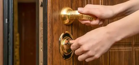 Weszli do mieszkania obcej kobiety. Wyrzucili ją za drzwi i poszli spać