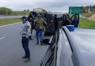 Służby rozbiły gang. Kradli i handlowali narkotykami